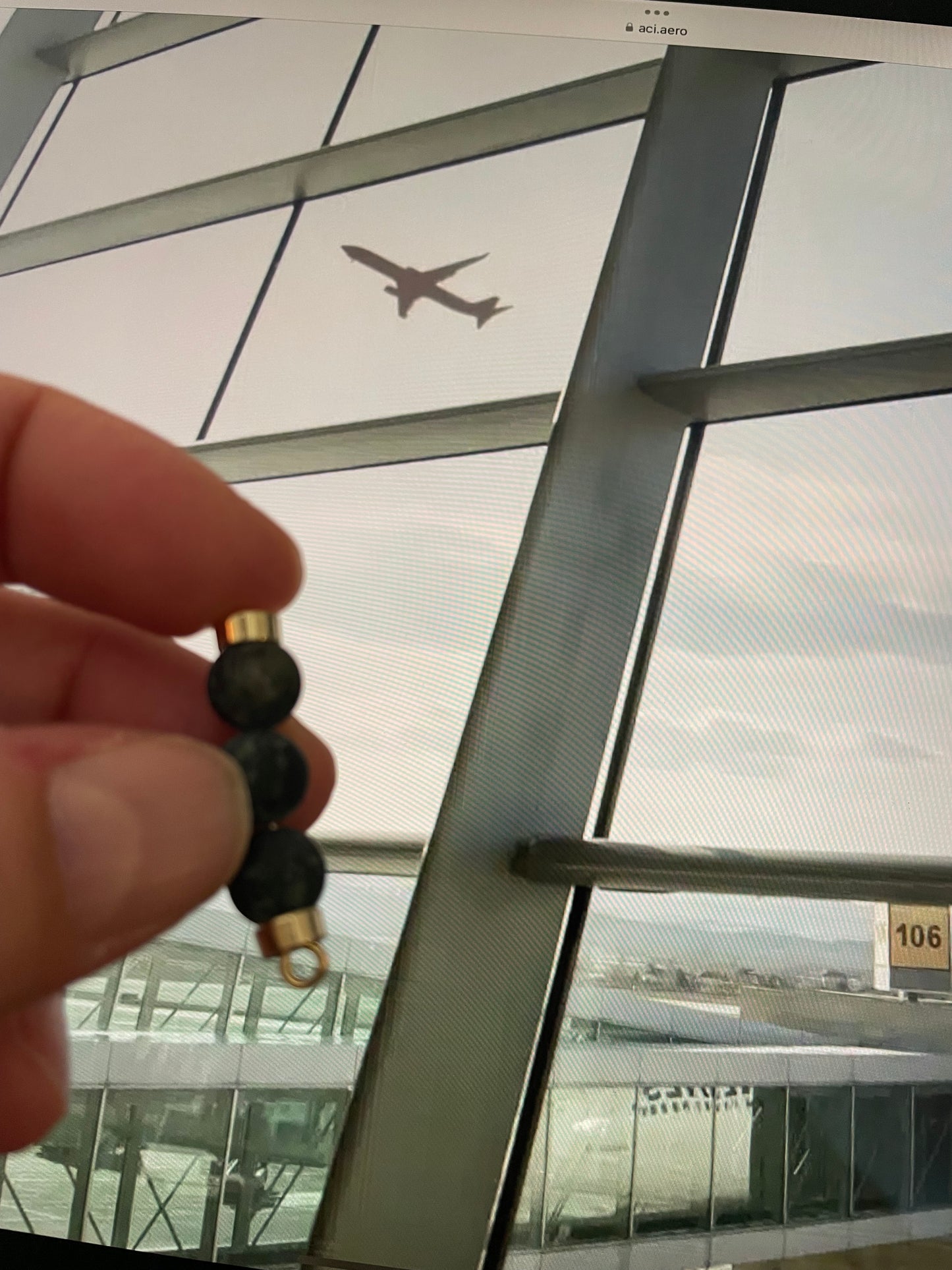 Three small rotating beads to help intentional breathing